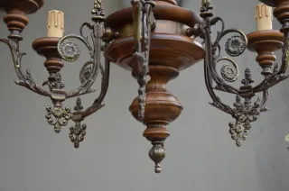 Lampadario vintage stile liberty in noce e bronzo