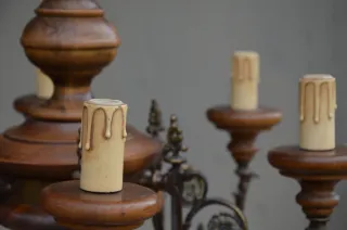 Lampadario vintage stile liberty in noce e bronzo