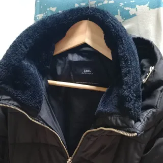 Anorak negro con capucha y cremallera