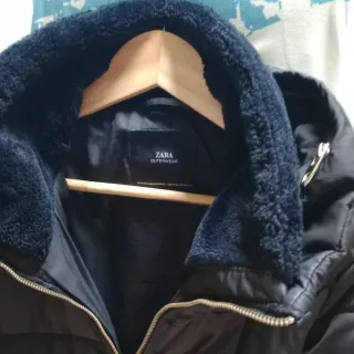 Anorak negro con capucha y cremallera