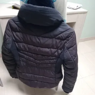 Anorak negro con capucha y cremallera