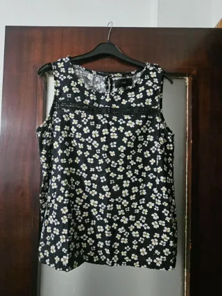 Camiseta tirantes con estampado de flores
