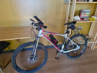 Bicicleta Montaña Blanca y Roja