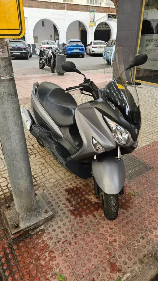 Suzuki Burgman 125cc Maxiscooter Automática