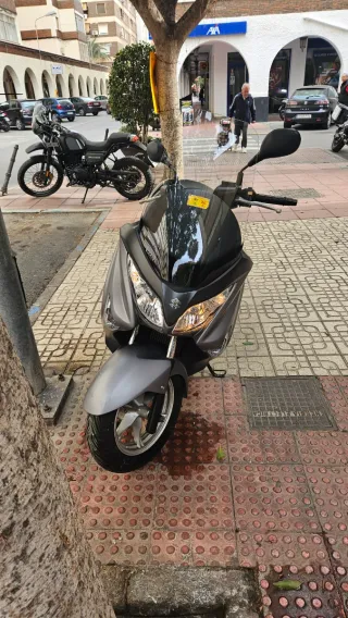 Suzuki Burgman 125cc Maxiscooter Automática