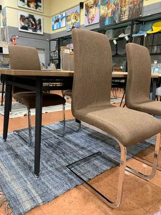 Elegantes sillas de tela marrones