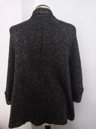 Chaqueta de punto negra con hilo plateado