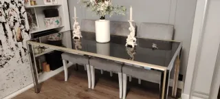 Mesa de comedor de cristal  y metal.