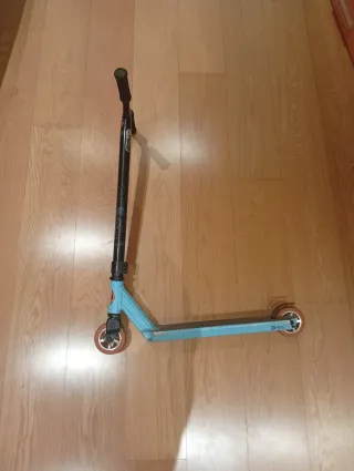 Patinete azul y negro