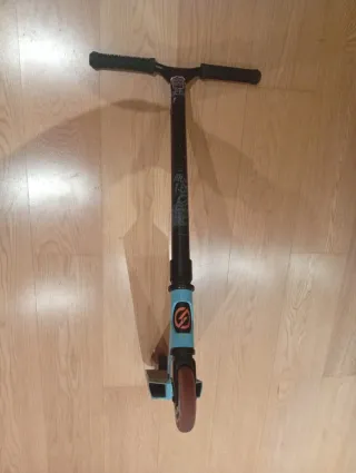 Patinete azul y negro