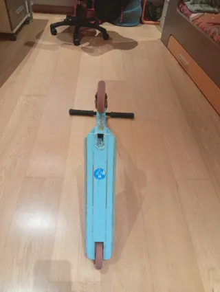 Patinete azul y negro