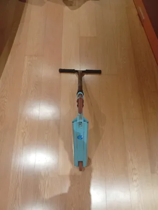 Patinete azul y negro