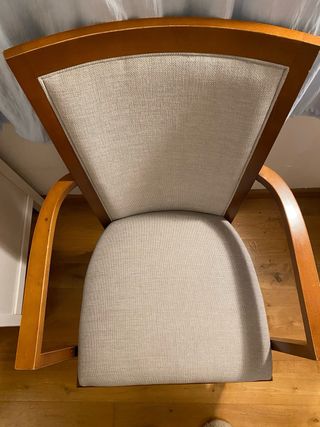 Silla con respaldo alto de madera y tela beige