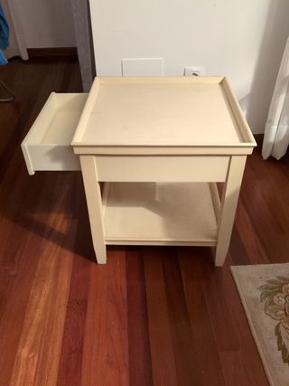 Mesa auxiliar blanca