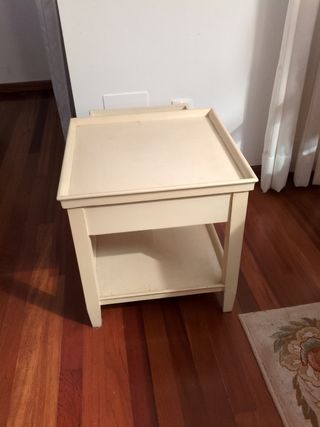 Mesa auxiliar blanca
