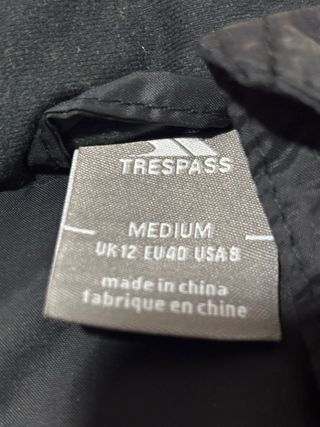 Chaleco Trespass Negro y Rosa con Capucha