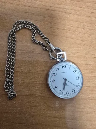 Reloj de bolsillo comprado en tienda local.