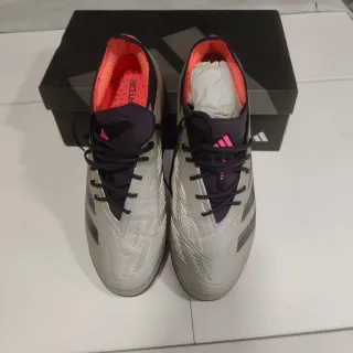 Botas de fútbol Adidas Predator grises ,moradas,