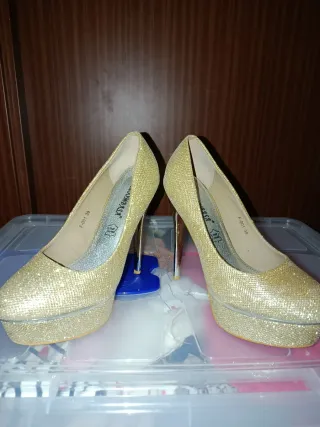 Zapatos de tacón dorados talla 39