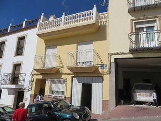 Casa adosada en venta en Huelma