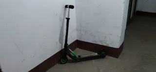 Patinete infantil negro y verde