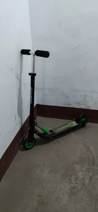 Patinete infantil negro y verde