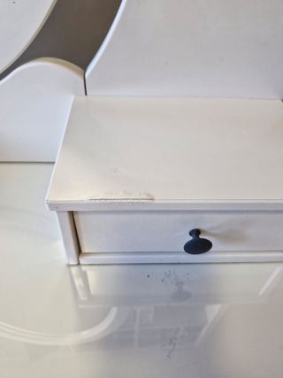 Tocador de madera con espejo ovalado