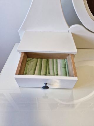 Tocador de madera con espejo ovalado