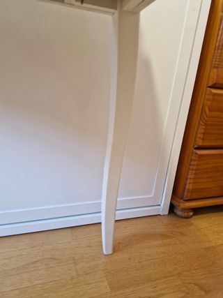 Tocador de madera con espejo ovalado