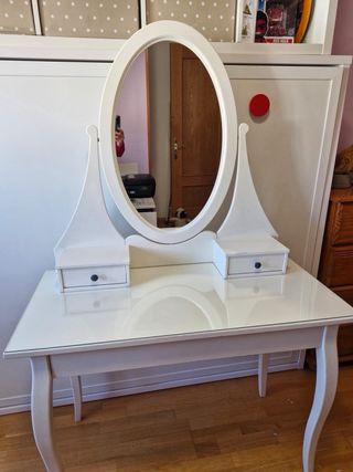 Tocador de madera con espejo ovalado