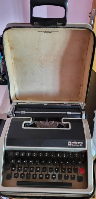 Máquina de escribir Olivetti Lettera DL