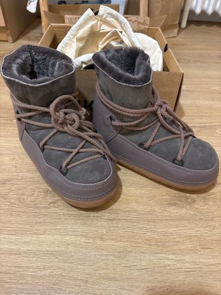 Botas de descanso grises y marrones