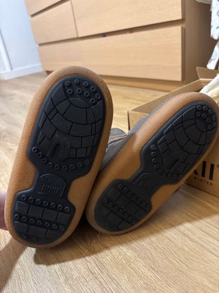 Botas de descanso grises y marrones