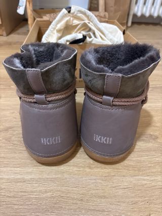 Botas de descanso grises y marrones