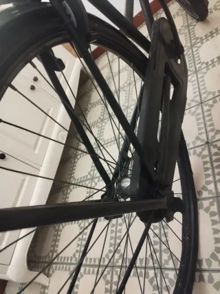 Bicicleta urbana negra con silla para bebe