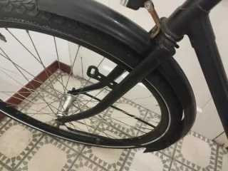Bicicleta urbana negra con silla para bebe