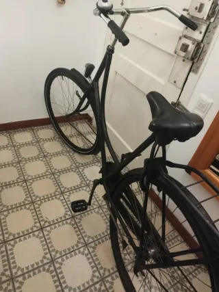 Bicicleta urbana negra con silla para bebe