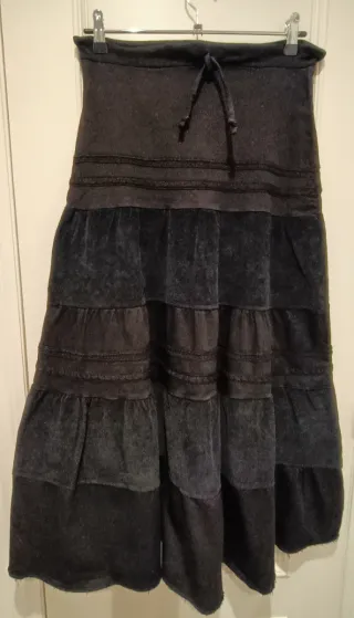 Falda larga que combina tela y pana negra.