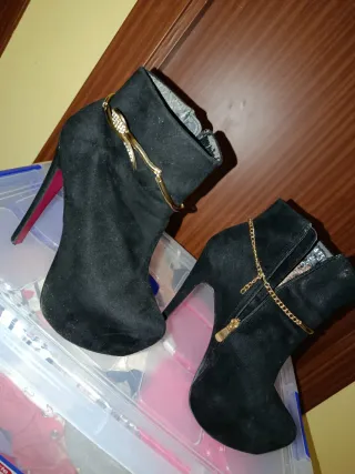 Botines Tacón Negro con Dorado.le falta las tapas