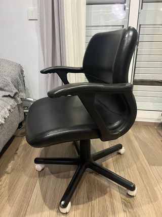 Silla de oficina de piel negra