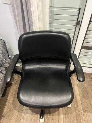 Silla de oficina de piel negra