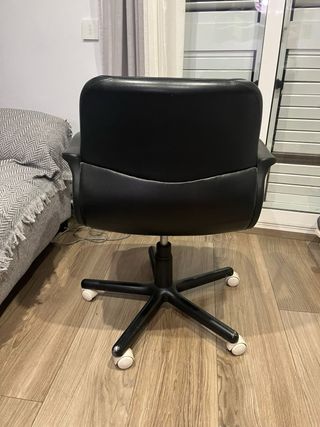 Silla de oficina de piel negra