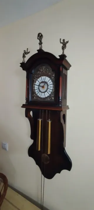 Reloj de cuco antiguo de madera