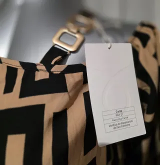 Blusa tipo Hermes Hombro Descubierto Beige/Negro.