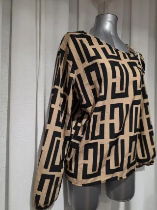 Blusa tipo Hermes Hombro Descubierto Beige/Negro.