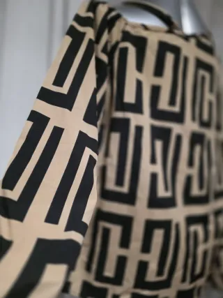 Blusa tipo Hermes Hombro Descubierto Beige/Negro.