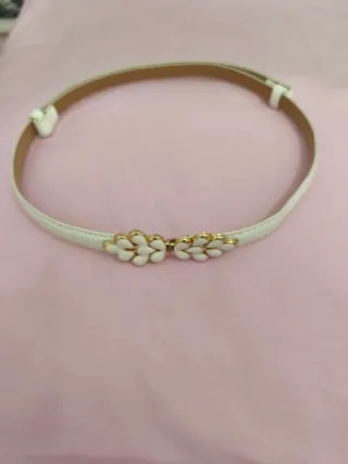 Cinturón blanco con detalle floral dorado