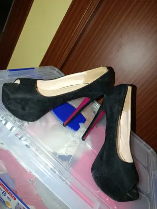 Tacones negros y rosas