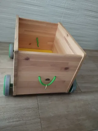 Carrello in legno per riporre i giocattoli