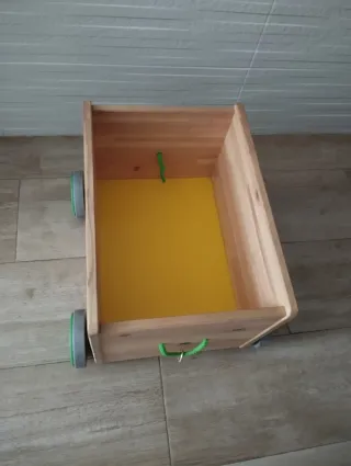 Carrello in legno per riporre i giocattoli